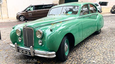 Ein edler Oldtimer mit einem ausländischen Oldtimer-Kennzeichen.