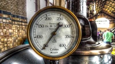 Auf einem Dampfkessel ist ein Thermometer angebracht.