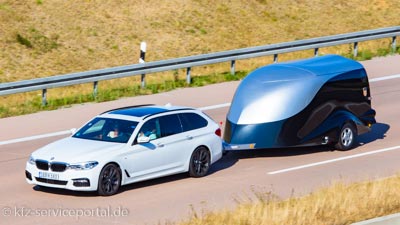 Ein PKW zieht einen aerodynamischen Anhänger