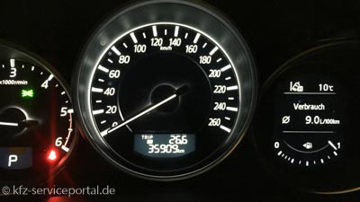 Ein Bordcomputer zeigt den aktuellen Spritverbrauch