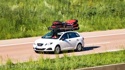 Ein PKW mit viel Gepäck auf dem Dach.