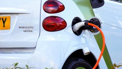 Ein E-Auto wird mit einem Kabel geladen