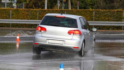 Ein Fahrzeug fährt auf einem Verkehrsübungsplatz