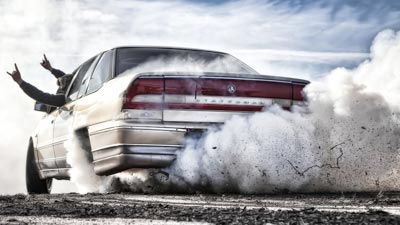 Ein Auto lässt die Reifen qualmen