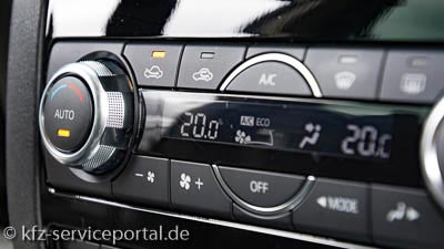 Die Anzeige der Klimaregelung in einem Auto