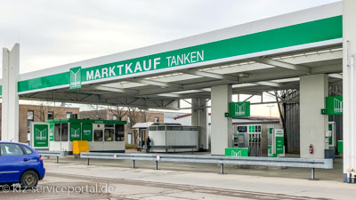 Eine Supermarkttankstelle