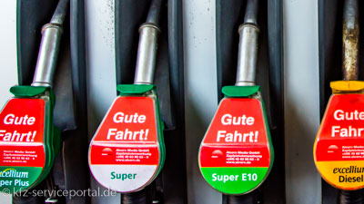 Zapfsäulen an einer Tankstelle