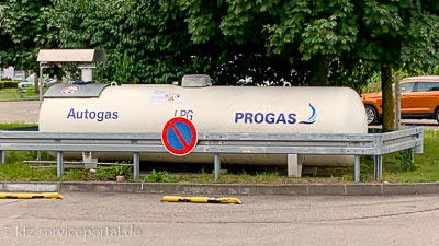Ein großer Tank mit der Aufschrift Autogas und LPG.