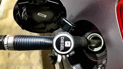 Ein Zapfhahn für Diesel-Kraftstoff steckt im Tankstutzen eines Fahrzeugs.