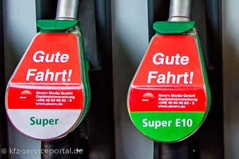 Zapfsäule mit zwei Zapfhähne. Auf einem ist die Aufschrift für den Super E10 Kraftstoff.