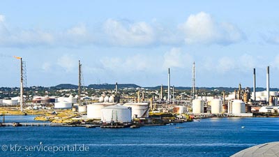 Eine große Ölraffinerie mit vielen Tanks.