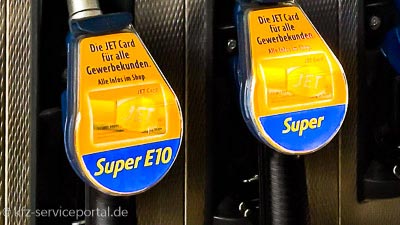 Zwei Zapfhähne nebeneinander. Auf einem ist die Aufschrift für den Super Kraftstoff.