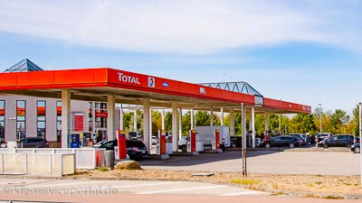 Eine große Autobahntankstelle einer großen Tankstellenmarke.