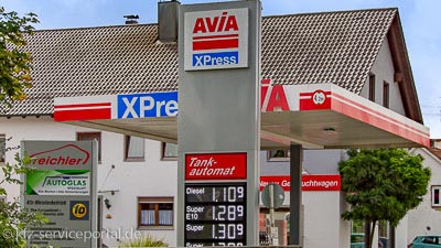 Eine AVIA Xpress Tankstelle mit Tankautomat.