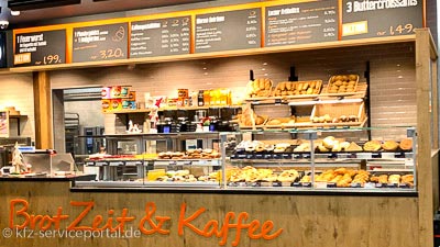 Eine große Theke in einer Tankstelle zeigt das Angebot an Heißgetränken und Backwaren.