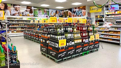 Das Warenangebot einer Tankstelle im Innenraum. Hier sind viele Getränke und eine Leergut-Annahme zu sehen.