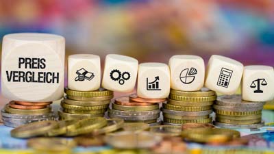 Geld und Würfel mit der Aufschrift Preisvergleich