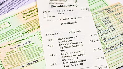 Auf den Zulassungsbescheinigungen Teil 1 und Teil 2 liegt eine Gebührenquittung für den Ersatz des Fahrzeugsbriefs