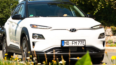 Ein weißer Hyundai Kona Elektro wurde auf ein E-Kennzeichen zugelassen.