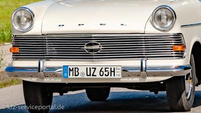 Ein Opel Oldtimer mit einem H-Saisonkennzeichen.