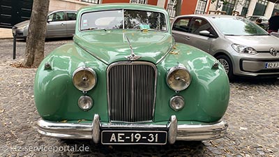 Ein Oldtimer in Portugal mit einer H-Zulassung und einem schwarzen Nummernschild.