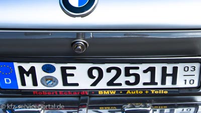 An einem Fahrzeug ist ein H-Saisonkennzeichen angebracht.