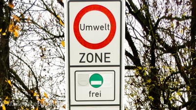 Ein Verkehrsschild zeigt eine Umweltzone an.