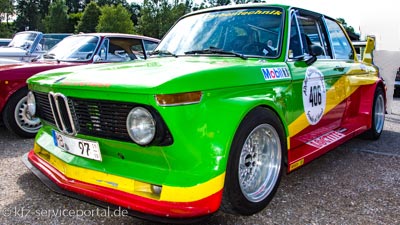 Ein getunter Oldtimer BMW mit sportlichen Anbauteilen.