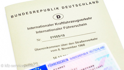 Ein nationaler und ein internationaler Führerschein.