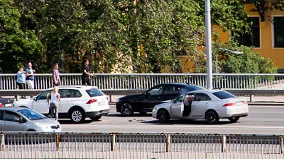Auf einer Straße stehen zwei Autos nach einem Auffahrunfall. 