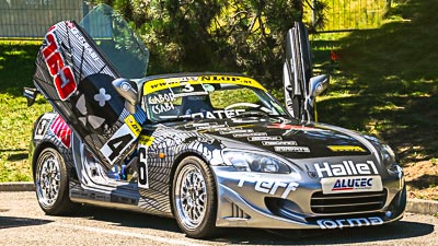 Ein getunter PKW mit offenen Flügeltüren. Für diesen Umbau waren Eintragungen in den Fahrzeugpapieren nötig. Unterlagen Checklisten erleichtern den Antragsvorgang.