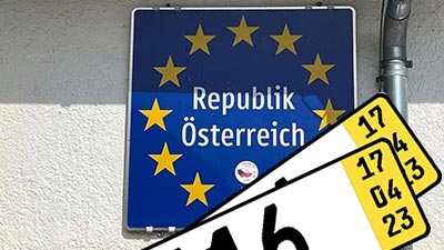 Ein Grenzschild für Österreich mit Kurzzeitschildern. Symbolisiert: Bin ich im Ausland mit der eVB für das Kurzzeitkennzeichen versichert.