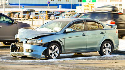 Ein Unfallauto mit kaputter Front. Ist dieser Schaden durch die Kurzzeitkennzeichen eVB gedeckt?