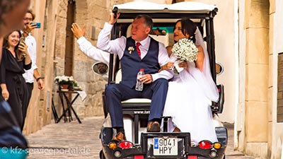 Ein Vater bringt seine Tochter auf einem Golfcar zur Trauung. Eine Hochzeit bedeutet oft eine Namensänderung bei der Zulassungsstelle.