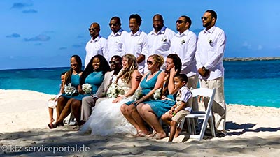 Die Namensänderung im Fahrzeugbrief muss nach einer Heirat bei der Kfz-Zulassungsstelle beantragt werden. Eine Strandhochzeit mit den Trauzeugen.