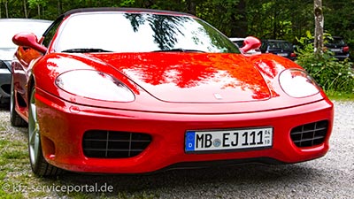 Ein roter Ferrari hat eine Saisonzulassung vom Anfang April bis Ende Oktober.
