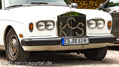 Ein Rolls Royce Oldtimer mit einem H-Saison-Wunschkennzeichen ED-RR 83H 04/10.