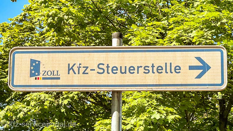 Ein Straßenschild mit dem Hinweis Kfz-Steuerstelle und dem Logo des Zolls