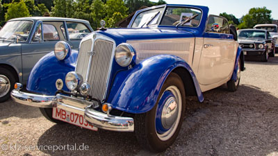 Ein Auto, Oldtimer Cabriolet, mit offenem Verdeck und einem roten 07-Kennzeichen.