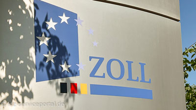 Auf einer Firmentafel ist das Logo des Zoll angebracht.