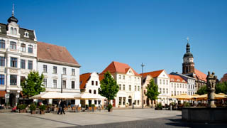 Oberkirche St. Nikolai mit Marktbrunnen am Altmarkt ist das Zentrum von Cottbus