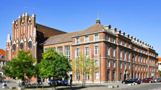 Rathaus Frankfurt an der Oder wurde mit des 13. Jahrhundert gebaut, heute beherbergt eine Gaststätte und das Museum Junge Kunst