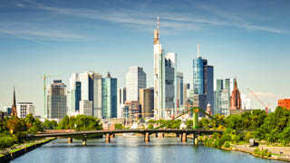Skyline von Frankfurt am Main, mit der Deutschherrnbrücke