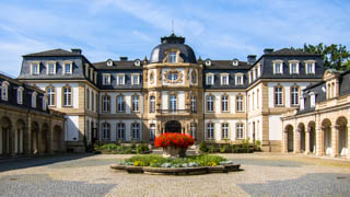 Büsing Palais ist ein neubarockes Stadtpalais ist ein Kunstdenkmal nach Hessischem Denkmalschutz