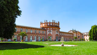 Schloss Bierbrich ist eine barocke dreiflügelliche Anlage. Sie dient als Repräsentationszweck der Hessischen Landesregierung