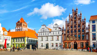 Greifswalder Marktplatz mit St. Marien Kirche und historische Häuserreihe
