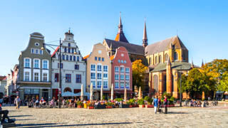 Rostock neuer Markt, das historische Zentrum von Rostock mit Giebelhäusern in verschiedener Stilepochen, darunter Backsteingotik, Renaissance und Hansezeit