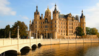 Schweriner Schloss steht auf der Insel im Schweriner See und ist das Wahrzeichen der Stadt und Landtagssitz von Mecklenburg-Vorpommern
