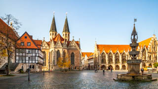 Altstadtmarktbrunnen Marienbrunnen in spätgotischem Baustil, das gotische Altstadtrathaus und der Martinikirche im gotischem Baustil, sowie das historische Bürgerhaus