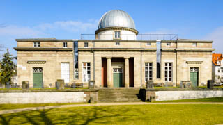 Die Universitätssternwarte in Göttingen ist eine historische Forschungseinrichtung im klassizistischem Baustil